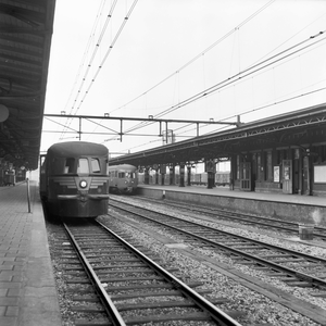 153212 Gezicht op het perron van het N.S.-station Roosendaal te Roosendaal met links het diesel-electrische treinstel ...